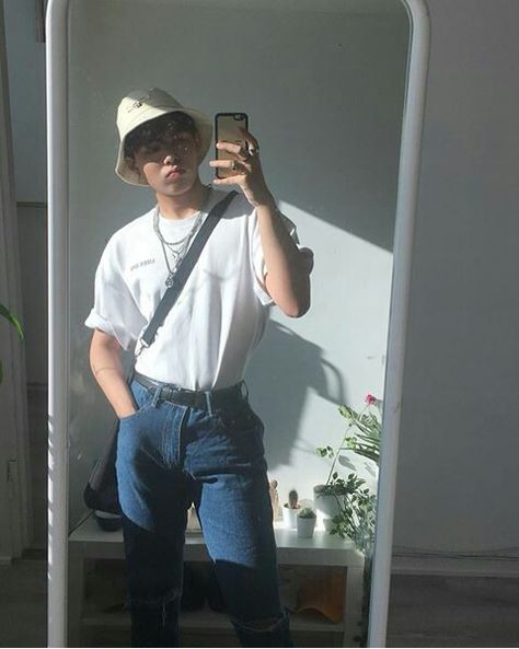 Bucket Hat Aesthetic Boy, Hat Styles Men, Bucket Hat Aesthetic, Hat Outfit Men, Celebrity Style Men, Hipster Boy, Bucket Hat Outfit, Hat Aesthetic