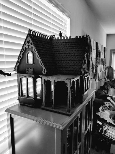 An easy Halloween project, make this fun DIY Haunted Dollhouse! #halloweencrafts #easycrafts #spookydecor Diy Haunted House Dollhouse, Diy Haunted Dollhouse Ideas, Dollhouse Exterior Ideas, Haunted Dollhouse Diy Ideas, Dollhouse Exterior, Doll House For Boys, Spooky Outdoor Halloween Decor, Castle Dollhouse, Dollhouse Halloween