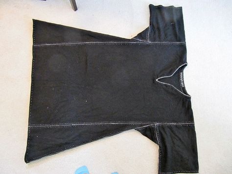 Norse Style Tunic. This pic gives u a visual on how to sew together squares, rectangles, and triangles for your tunic. Make it a little longer if u want. Lower were to insert the side triangles if you want. Norse Clothing, Medieval Tunic, Costume Viking, Viking Tunic, Viking Pattern, Viking Garb, Viking Reenactment, Viking Dress, Viking Costume