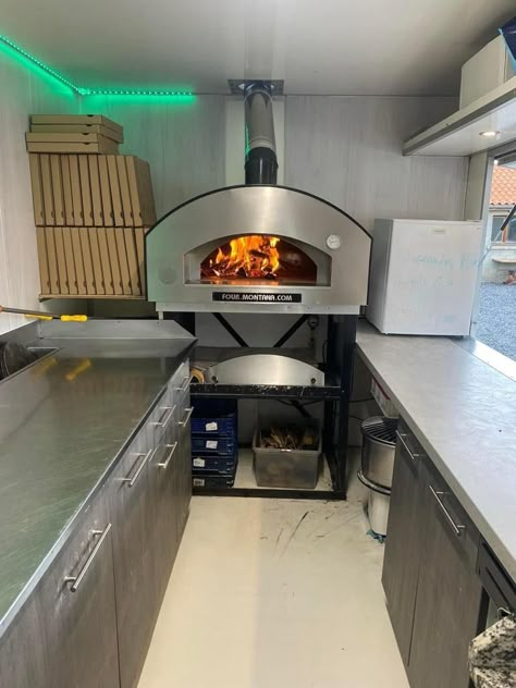 Pizza Stone Oven, Food Truck Design Interior, Pizza Business, Burger Packaging, Pizza Vans, Pizza Van, Pizza Project, Stone Pizza Oven, Street Food Design