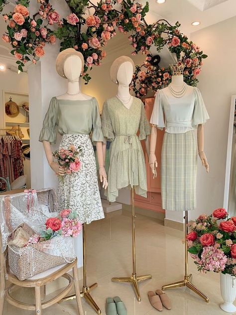 Dress Shop Interior Design, In Home Boutique, Clothing Boutique Interior Design, Boutique Interior Ideas, Boutique Rosa, Clothing Boutique Decor, Clothes Shop Design, Fashion Boutique Interior, Aesthetic Boutique