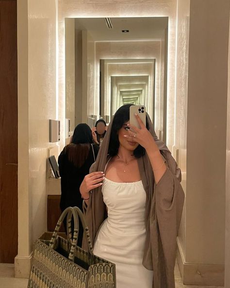 Khaleeji Abaya, Brunette Selfie, Abaya Outfit, Arabian Women, Cute Nike Outfits, Rich Girl Lifestyle, Women Bodycon Dress, Arab Fashion, Causual Outfits