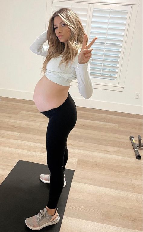 Shawn Johnson Pregnant, Giant Pregnant Belly, Pregnant Cowgirl, Fit Pregnant Women, Big Belly Pregnant, Pregnant Teen Mom, Madison Fisher, Fish Fam, Big Pregnant