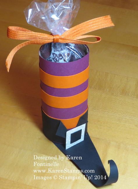 Manualidades para halloween Bricolage Halloween, Witch Boots, Carte Halloween, Halloween Favors, Spooky Halloween Decorations, Halloween Tags, Halloween Treat Bags, Fantasias Halloween, Toilet Paper Roll