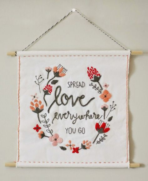 More than 13 DIY Canvas Banner and Pennant Tutorials. So many cute ideas for fun craft projects! #canvasbanner #canvaspennant #DIY #tutorial #diycanvasbanner Diy Fabric Banner, Handmade Valentine Gifts, Holidays Crafts, Broderie Simple, Diy Valentine's Day, Canvas Banner, Pretty Life, Board Quotes, Diy Bebe