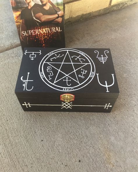 Supernatural Curse Box from Etsy Shop Fall Out Winchesters Supernatural Diy Gifts, Supernatural Gift Ideas, Supernatural Decor, Supernatural Diy, Supernatural Crafts, Supernatural Birthday, Supernatural Party, Supernatural Symbols, Dean Winchester Supernatural