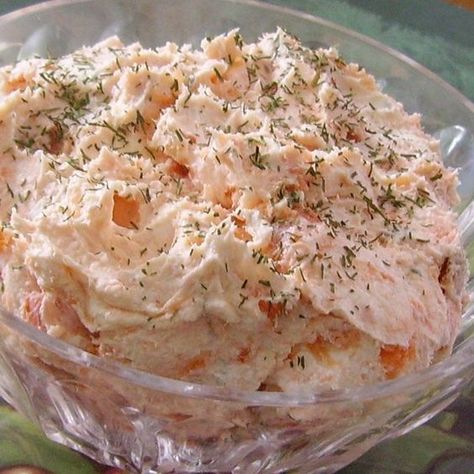 The Best Smoked Salmon Spread | Smoked salmon beaten into cream cheese with fresh herbs and seasonings makes a delicious spread you'll be sure to enjoy. Recipes Burgers, Smoked Salmon Spread, Salmon Smoked, Kale Salads, Best Smoked Salmon, Salmon Spread, Plating Food, Presentation Food, Salmon Dip