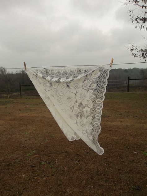 Outdoor Vintage Decor, Lace Table Setting, Vintage Clothing Photography, Vintage Appalachia, Silk Table Cloth, Vintage Southern Wedding, Lace Aesthetic, Vintage Lace Tablecloth, Vintage Table Setting