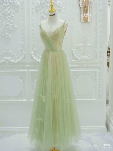 Pastel Green Dress, Ethereal Dress, Simple Gowns, Pretty Prom Dresses, Princess Outfits, Green Prom Dress, Grad Dresses, Fantasy Dress, Fairy Dress