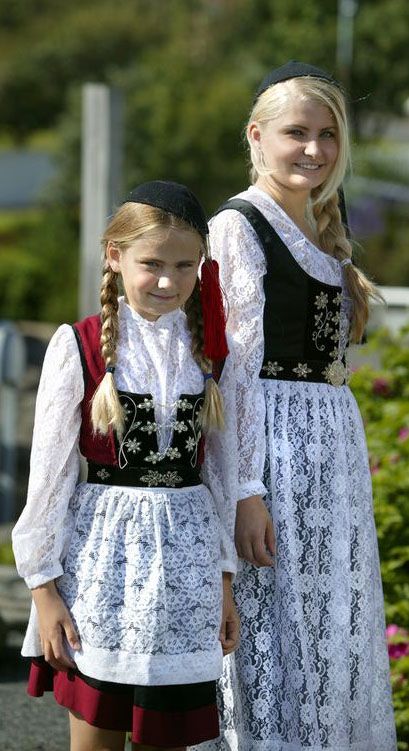 Islandesas en #Islandia #Iceland Iceland Culture People, Icelandic Traditional Clothing, Iceland Traditional Clothing, Iceland People, Icelandic Women, Iceland Clothes, Icelandic People, Iceland Photos, Festive Dress