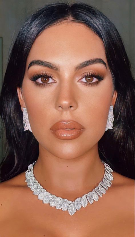 Georgina Makeup, Georgina Rodriguez Makeup, Geo Rodriguez, Olive Skin Tone Makeup, Olive Skin Makeup, Eyeliner Inspiration, Dark Hair Makeup, Eyeliner Ideas, Skin Tone Makeup