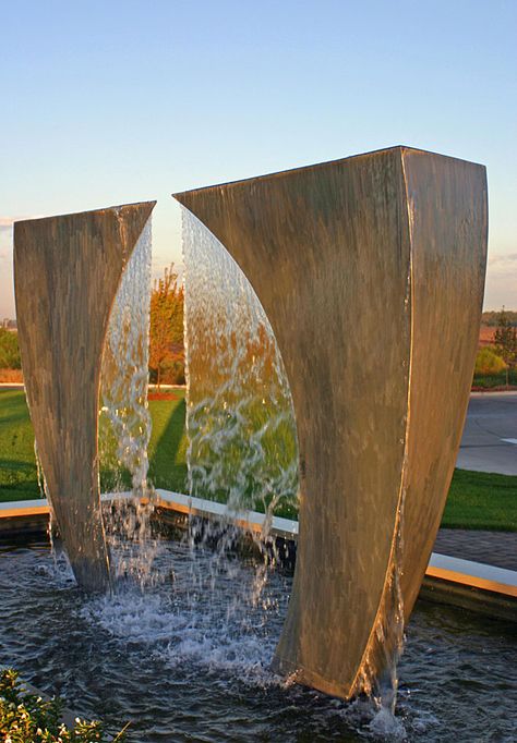 Side View of Sculpture Contemporary Garden Sculpture, Fountain Design Modern, Modern Fountains Outdoor, Bank Architecture, Water Museum, Landscape Sculpture, Modern Water Feature, Water Fountain Design, Sculpture Fountain