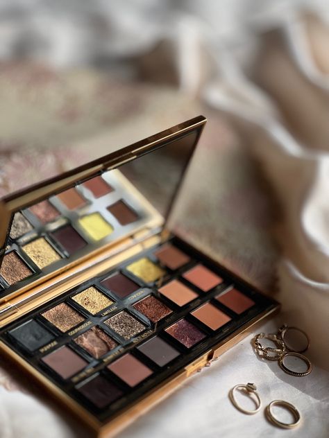 Aesthetic Eyeshadow Palette, Aesthetic Eyeshadow, Makeup Aesthetic, Eyeshadow Pallets, Aesthetic Makeup, Huda Beauty, Eyeshadow Palette, Makeup, Beauty