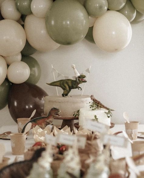 Simple Dinosaur Decorations, Dinosaur Birthday Party Neutral, Boho Three Rex Party, Minimalist 1 Year Birthday, Chic Dinosaur Party, Aesthetic Dinosaur Party, Minimalist Dinosaur Party, Modern Dinosaur Party, Modern Dinosaur Birthday Party