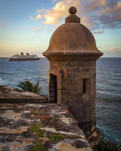 Enjoy Puerto Rico 🇵🇷 on Instagram: “📍El Viejo San Juan, Puerto Rico / Un hermoso atardecer en el Castillo San Felipe del Morro @evo_photography_pr - #enjoypuertorico - - - - -…” Viejo San Juan Puerto Rico, Puerto Rico Trip, Puerto Rico Art, Puerto Rican Culture, Old San Juan, San Juan Puerto Rico, Black And White Portraits, Beautiful Places In The World, Cadiz