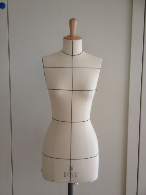 Maniquin Dress Display Drawing, Manicans For Clothes Drawing, Dress Maniquin, Maniquin Dress Display, Bestie Wishes, Mannequin Drawing, Sewing Dress Form, Fashion Mannequin, Fashion Collection Inspiration