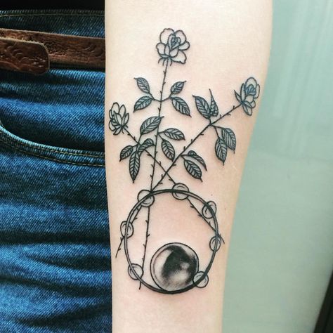 roses, tambourine and crystal ball from Stevie Nicks' Bella Donna album  thanks amanda!! Stevie Nicks Tattoos Ideas, Stevie Nicks Top Hat Tattoo, Stevie Nicks Tarot Card Tattoo, Stevie Nicks Portrait Tattoo, Tattoo Nightmares, Tattoo Aftercare, Bad Tattoos, Tattoo Feminina, Tattoo Machine