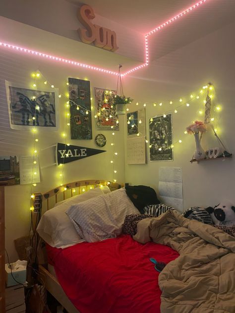 Rory Gilmore Bedroom Aesthetic, Rory Gilmore Bedroom, Rory Gilmore Room, Gilmore Girl, Makeover Bedroom, Dream Place, Room Idea, Room Makeover Bedroom, Rory Gilmore