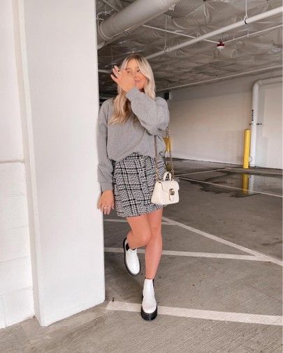 White Doc Martens Outfits, White Dr Martens Outfit Fall, Dr Martens Outfit Fall, White Chelsea Boots Outfit, White Dr Martens Outfit, White Doc Martens Outfit, Bangs Aesthetic, White Chelsea Boots, Bre Sheppard