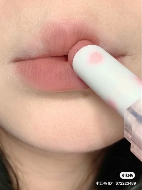 Pillow Lips Makeup Aesthetic, Cute Korean Lips, Plump Lips Aesthetic Korean, Kbeauty Korean Lips, Korean Beauty Makeup, Korean Lipstick Products, Tinted Gloss, Lip Tutorial, Makeup Brushes Guide