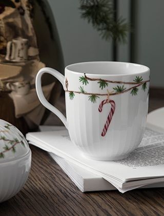 Painted Mugs Christmas, Christmas Coffee Cups Design, Christmas Cup Designs, Christmas Ceramic Mug, Christmas Mugs Diy, Christmas Pottery Painting, Morning Beverages, Christmas Mug Design, Mug Painting Ideas