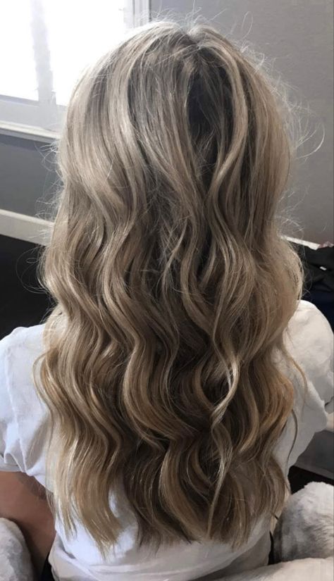 curling wand curls with straight ends and teased crown Teased Prom Hair, Curled Hair With A Wand, Curly Hair With Straight Ends, Hair Curled Down, Curled Hair Inspiration, Curled Hair Straight Ends, Curls Straight Ends, Curled Hair With Straight Ends, Cute Curls For Medium Hair