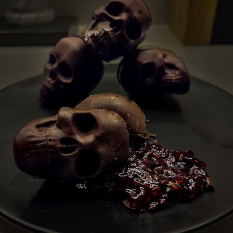 Chocolate Skulls With Brains, Chocolate Skulls, Skull Chocolate, Halloween Food Ideas, Diy Chocolate, Chocolate Candies, Spooky Treats, Halloween Bash, November 1st