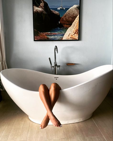 Bath Tub Photoshoot Ideas Women, Bathtub Photoshoot Aesthetic, Tub Photoshoot Ideas, Bathtub Shoot, Jacuzzi Hotel, Bathtub Photoshoot, Bathtub Pictures, Bathtub Photography, Boudiour Poses