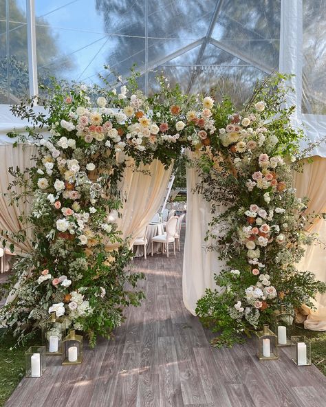 Cream, butter yellow and toffee - what a beautiful combination 💛🤎 #wedding #weddingflowers #weddingflorals #weddingflowerchicago #chicagowedding #chicagoweddingflorist #chicagoflorist #floristchicago #floraldesign #floralarrangement #floralarch #arch #tablecenterpiece #cream #butteryellow #toffee Champagne Gold Flowers, Cream Wedding Florals, May Wedding Colors, Rose Arbor, Cream Butter, Cream Wedding, May Weddings, Butter Yellow, Floral Arch