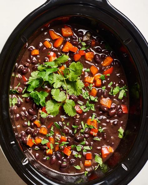 Slow Cooker Vegetarian Chili, Vegan Slow Cooker Recipes, Slow Cooker Beans, Slow Cooker Black Beans, Vegan Slow Cooker, Slow Cooker Vegetarian, Bean Soup Recipes, Black Bean Soup, Crockpot Recipes Slow Cooker