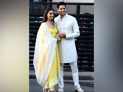 Yellow Anarkali, Yellow Kurti, Sidharth Malhotra, Traditional Hairstyle, Yellow Suit, Lehenga Designs Simple, Northeast India, White Kurta, Parineeti Chopra