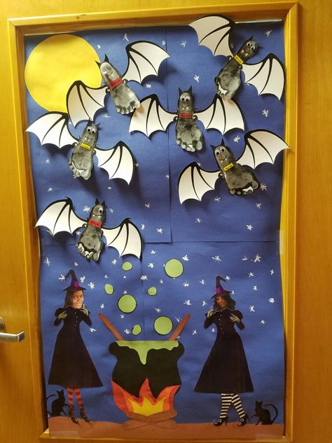 Halloween Door Kindergarten, Halloween Door Art Classroom, Halloween Wall Decorations For School, Bat Door Decoration, Halloween Pumpkin Door Decorations, Toddler Halloween Door Ideas, Halloween Creche, Puerta Halloween, Halloween Door Decorations Classroom