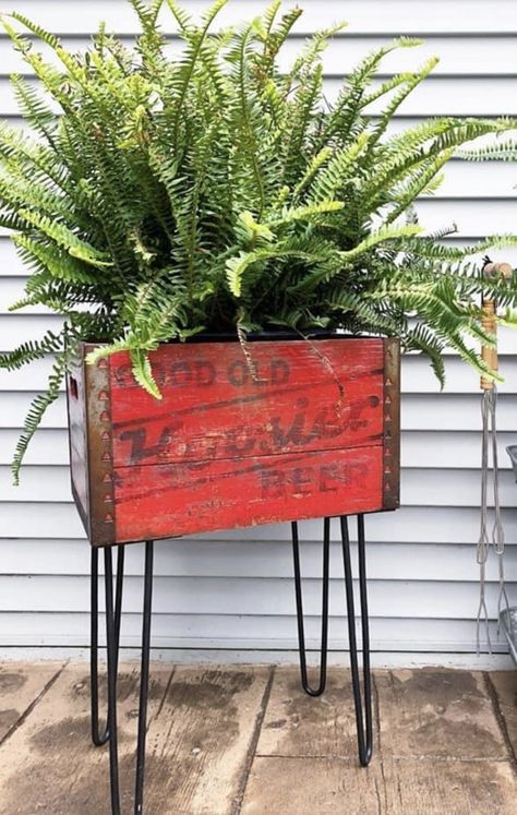 Wooden Crate Porch Decor, Vintage Containers For Flowers, Antique Yard Decor Ideas, Farmhouse Porch Flowers, Crate Planters Ideas, Repurposed Planter Ideas, Rustic Front Porch Ideas, Boujee Apartment Living Room, Porch Flower Pots