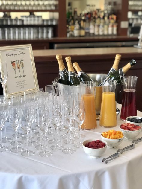 Bubbly Bar Engagement Party, Champagne Table Baby Shower, Morning Of Wedding Mimosa Bar, Serving Champagne Ideas, Bridal Champagne Brunch, Bridal Shower Outside Decorations, Mimosa Bar For Bridal Party, Mimosa Bar For Wedding, Wedding Morning Mimosa Bar