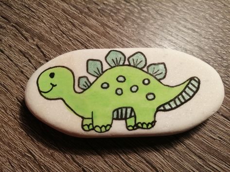 Dino Rock Painting, Rock Painting Ideas Dinosaur, Painted Rocks Dinosaur, Dinosaur Rock Painting Ideas, Dinosaur Rock Painting, Monster Rocks, Diy Rock Art, Halloween Rocks, Happy Stones