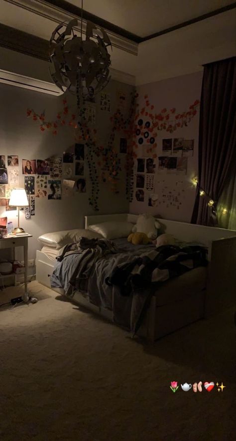 Gloomy Room Decor, Basement Bedroom Aesthetic, Couch Bed Aesthetic, Messy Bedroom Aesthetic, Archive Aesthetic, Inspiration Moodboard, Chill Room, Pinterest Room Decor, Room Deco