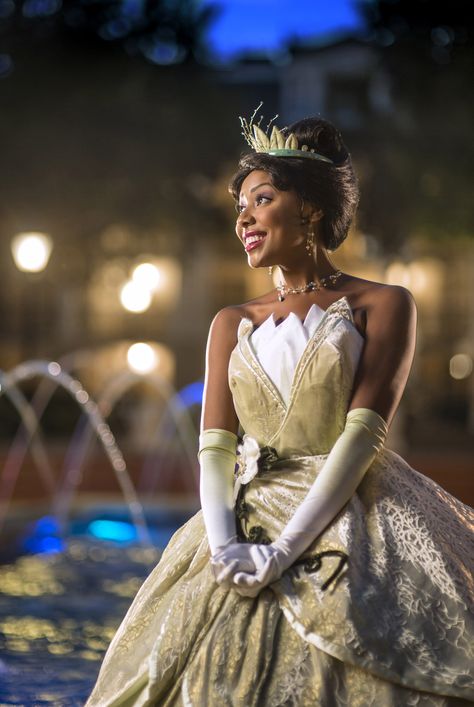 Princess Tiana Wallpaper, Tiana Disneyland, Tiana Wallpaper, Princess Photoshoot, Princess Photography, Tiana Princess, Princess Academy, Tiana Disney, Tiana And Naveen