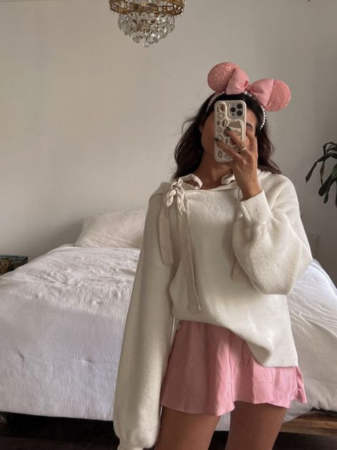 Unique Disney Outfits, Disney Fits Spring, Pink Disney Outfit, Disneyland Aesthetic Outfit, Disney Outfits Winter, Disneyland Dress, Disneyland Aesthetic, Disney Fits, Disney 2023