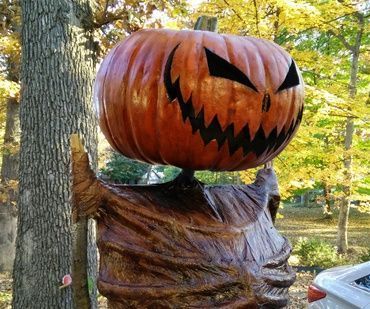 Halloween Forum, Halloween Outside, Creepy Pumpkin, Halloween Props Diy, Homemade Halloween Decorations, Halloween Scarecrow, The Creeper, Halloween Rocks, Halloween Crafts Decorations