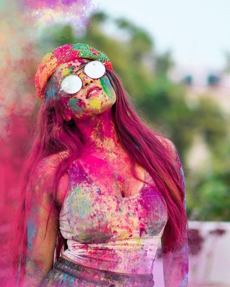 Holi Girl, Happy Holi Wallpaper, Holi Girls, Holi Powder, Holi Photo, Black And White Instagram, Holi Celebration, Beautiful Night Images, Photography Pics