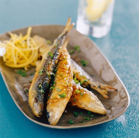 Des poissons dorés mais servis froids, relevés de leur marinade. Frozen Fish Recipes, Spanish Sardines, Sardine Recipes, Falafel Recipe, Grilled Octopus, Smoked Cooking, Steak Dinner, Savoury Cake, Fish Dishes