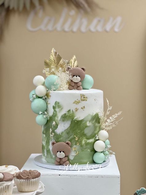 Olive Green Cake, Tort Baby, Simba Bebe, Baby Shower Cakes Neutral, Baby First Birthday Cake, Pastel Baby Shower, Baby Print Art, Green Cake, Green Baby Shower