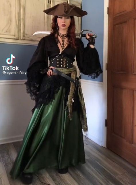 Ren Faire Dress, Ren Faire Outfits, Pirate Cosplay, Pirate Outfit, Fair Outfits, Interesting Outfits, Pirate Woman, Pirate Costume, Fantasy Clothing