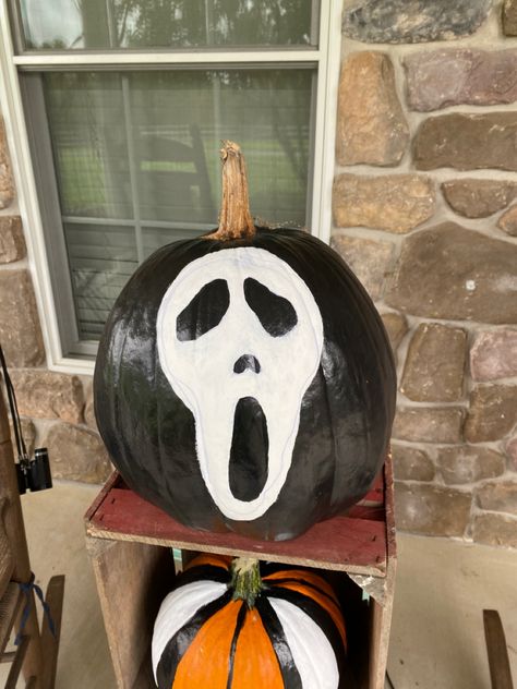 Ghost Face Pumpkin Painting, Ghost Face Paint, Pumpkin Paintings, Halloween Pumpkin Crafts, Creative Pumpkin Painting, Halloween School Treats, Halloween Pumpkins Painted, Creative Pumpkins, School Treats