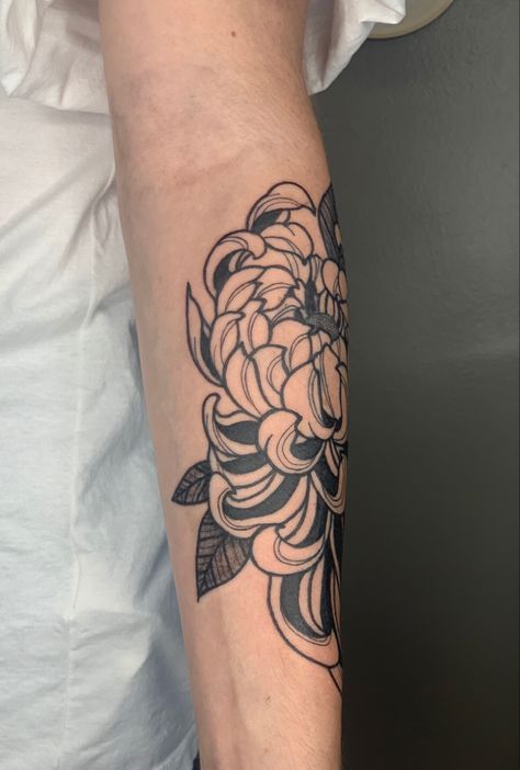 Tattoo crisântemo tatu floral flor crisântemo bold line blackwork Crisantemo Tattoo, Red Tattoo, Tattoo On, Tattoos, Red, On Instagram, Instagram