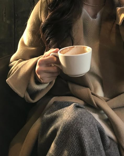 Coffee In Hand Aesthetic, Elegant Academia, Hand Aesthetic, Coffee In Hand, Chica Cool, Chaotic Academia, Coffee And Books, Autumn Aesthetic, Tarzan