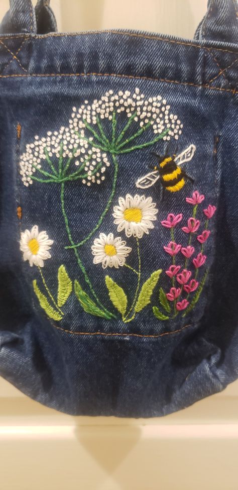 Embroidered denim purse Denim Floral Embroidery, Casual Embroidered Denim Bag, Embroidered Jeans Diy, Embroidered Jeans Pocket Flowers, Jean Embroidery, Vintage Blue Embroidered Bag, Pins On Denim Jacket, Vintage Denim Jacket With Floral Embroidery, Customised Clothes