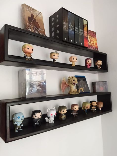 Funko Pop Display Minimalist, Small Funko Pop Display, Bookshelf Funko Pop, Figurine Display Ideas Shelves, Funko Pop Display Ideas Aesthetic, Funko Pop Bookshelf, Funko Pop Display Ideas Shelves, Bobblehead Display Ideas, Funko Pop Room