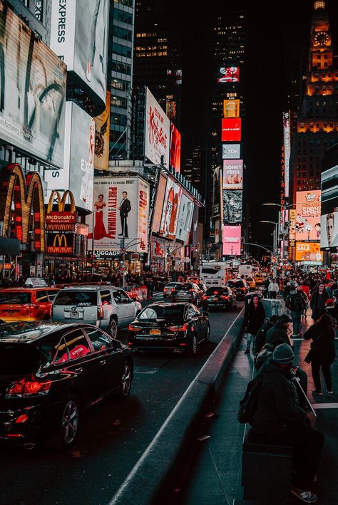 TIMES SQUARE 01. Download this photo by Greg Mak on Unsplash Photographie New York, Stile Blair Waldorf, New York City Aesthetic, New York Wallpaper, Nyc Baby, New York Outfits, Fotografi Kota, York Wallpaper, Nyc Aesthetic