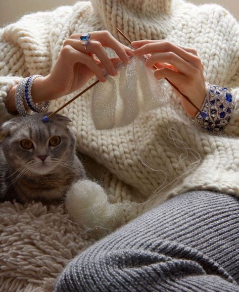 Col Crochet, French Vogue, Knitted Wit, Jewelry Photography, Knitting Inspiration, 귀여운 동물, Cat Lady, Warm And Cozy, Feline